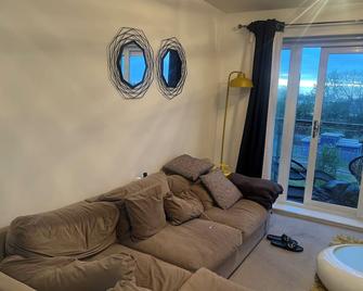 Impeccable 2-Bed Apartment in Orpington - Orpington - Living room