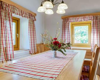 Spacious Holiday Home With Sauna in Eberstein - Eberstein - Eetruimte