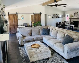 Quiet Oaks Retreat - Guadalupe - Living room