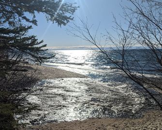 Welcome To The Nauti Pine Lodge - Shingleton - Beach