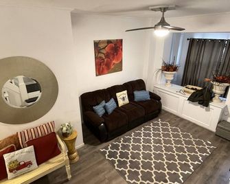 Point Breeze Row - Philadelphia - Living room