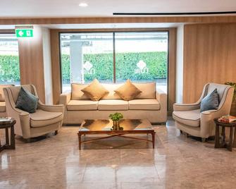 Chor Cher - The Luxury Green Hotel - Bang Sao Thong - Lobby