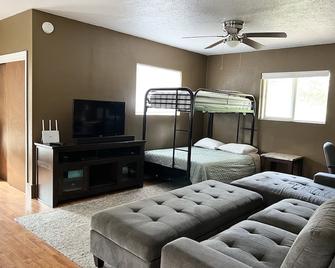 Entire Home & Fenced Yard For Family & Pets - Independence - Bedroom