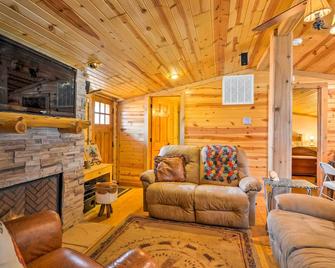 Bartlesville Cabin with Pool, Hot Tub and Trampoline! - Bartlesville - Living room