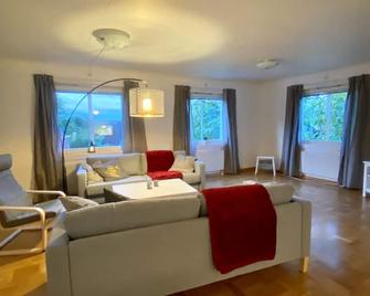 House on the edge of the village of Vena just 20 minutes from Vimmerby - Hultsfred - Wohnzimmer