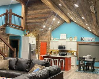 Southern Comfort Is Booking Fast For Summer!!! The Name Speaks Says It All! - Glenwood - Sala de estar