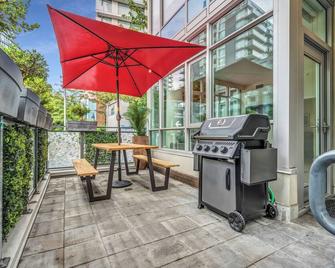 Location! Modern Urban Oasis with Premium King Size Beds and a Home Office - Vancouver - Balcony