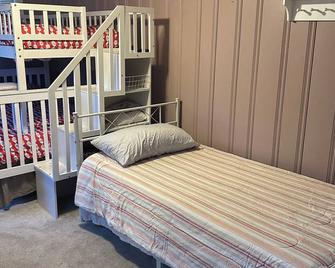 Awesome 3 Bd Lake House On Johnsons Pond - Coventry - Bedroom