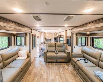 Luxury Glamper Retreat 14 Forest Site - Payson - Living room