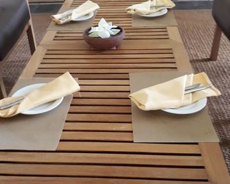 Traveller's Home Hotel - Tissamaharama - Restaurante