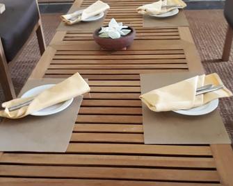 Traveller's Home Hotel - Tissamaharama - Restaurante