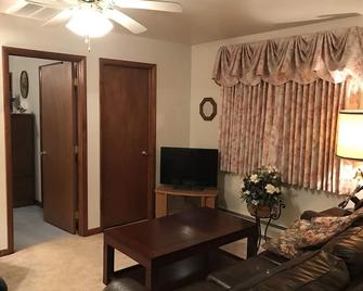 We cater to discriminating business and vacation travelers! - Orwigsburg - Living room