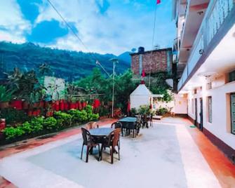 Hotel Heaven Chamoli - Chamoli - Patio