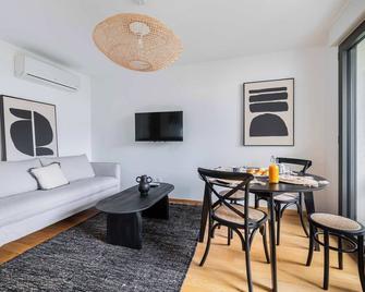 Appartement Lumineux Avec Terrasse Courbevoie - 4p - Flat-Guest - Courbevoie - Living room