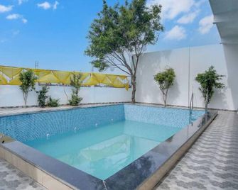 Shree Ji Hotel & Banquet - Karnāl - Pool
