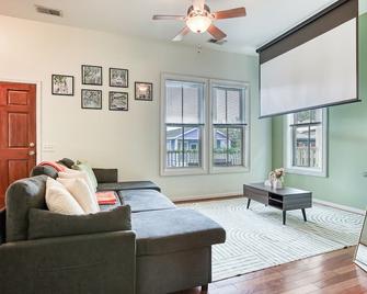 Starland District, King Beds, Telescope, Private Porch - Savannah - Wohnzimmer