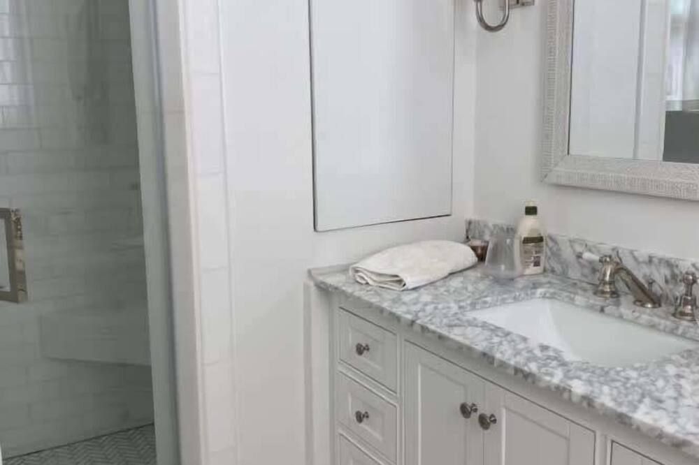 Villa Blanca - Saltwater Serenity in a Classic Mediterranean Revival Villa - ווסט פאלם ביץ' - חדר רחצה
