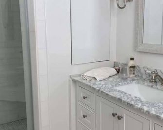 Villa Blanca - Saltwater Serenity in a Classic Mediterranean Revival Villa - West Palm Beach - Bathroom
