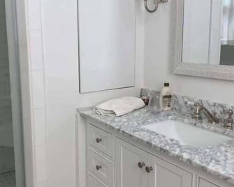 Villa Blanca - Saltwater Serenity in a Classic Mediterranean Revival Villa - West Palm Beach - Baño