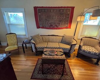 Historic Downtown Carriage House - Flagstaff - Sala de estar
