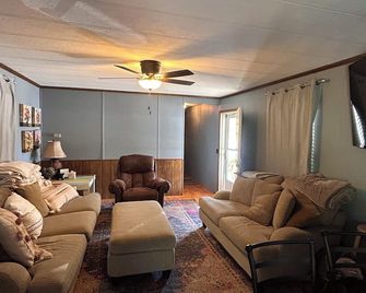 Relax, Recharge, and Explore Kentucky Lake! - Benton - Living room
