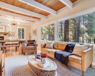 Hot Tub Sauna Game Room Modern 5bdr Family Cabin Homewood by Avantstay - Homewood - Living room