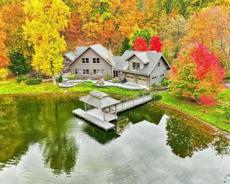Upscale log cabin w/ 20` ceilings, indoor hot tub & King beds - Victor