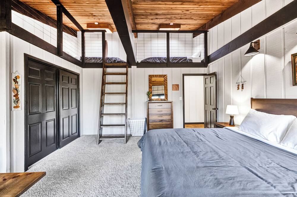 Spacious A-Frame sleeps 25 on 5 wooded acres with a private fishing pond - McHenry - Ložnice