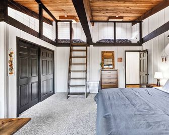 Spacious A-Frame sleeps 25 on 5 wooded acres with a private fishing pond - McHenry - Ložnice