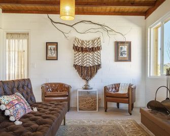 La Luna Azul - Privacy In The Boulders W/ Hot Tub & Fire Pit 2 Bedroom Home by RedAwning - Joshua Tree - Living room