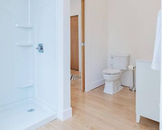 'condo A' Gallery Suite - Downtown Marion - Warren - Bathroom