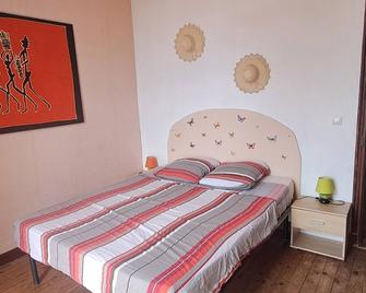 Chez Michelle : Spacious apartment in house - Menton - Bedroom