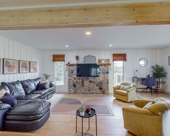 Minutes from it All - Petoskey - Living room