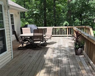Sail Away into a beautiful vacation home with lots of amenities and charm. - Vandalia - Balcony