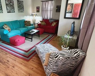 cozy, artsy, private (entire home) near downtown - Tahlequah - Huiskamer