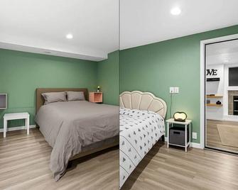 Garden Suite Two Bedroom with Hot Tub Sauna Outdoor kitchen and Game Room - Everett