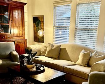 Remodeled Hyde Park bungalow centrally located to Austin's best. - Austin - Living room