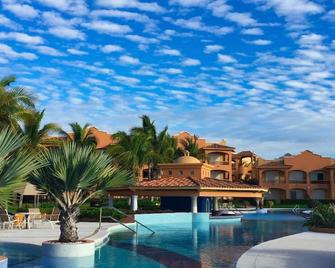 2 BR condo nestled between Pacific Ocean beach and golf course - Mazatlán - Piscina