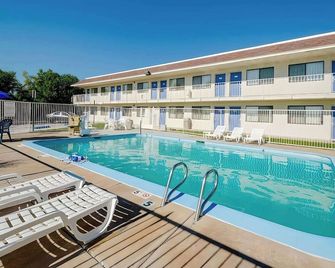 Motel 6 Thornton - Thornton - Pool