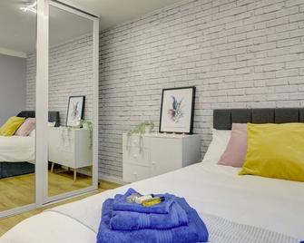 Modern 2BR House & Private parking & Kid-friendly - Rugby - Bedroom
