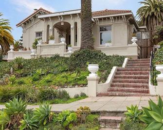1BR, 1BA spacious, fully furnished unit in best area with laundry, Wi-Fi, TV. - Piedmont