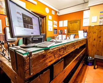 Hostel Santa Monaca - Florence - Lễ tân