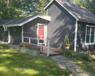 Junebug Cottage: peace, love and privacy a short walk to Woodstock village green - Woodstock - Gebäude