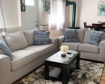 Charming, spacious, exceptionally clean & private apt! Ideal Ithaca location! - Ithaca - Wohnzimmer
