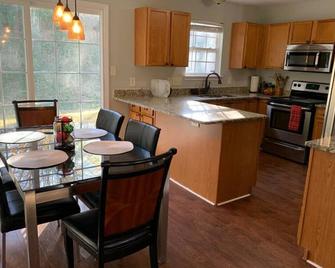 Peaceful Hideaway Fully Stocked Entire Home - Concord - Kitchen