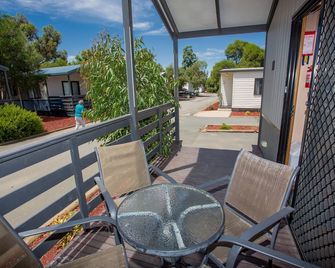 Big4 Shepparton Park Lane Holiday Park - Shepparton - Balcony