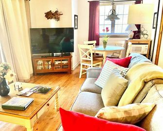 1st Floor Mariner's Watch Villa Near Beach with Lagoon View - Kiawah Island - Sala de estar