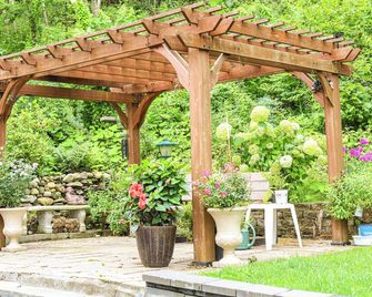 Chatham Travel Lodge - Old Chatham - Patio