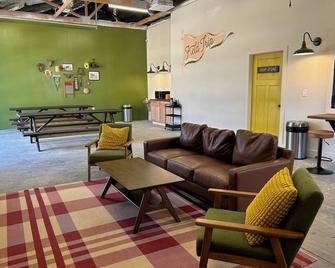 Field Trip Unit 2 Small Canvas Cabin - Travelers Rest - Obývací pokoj