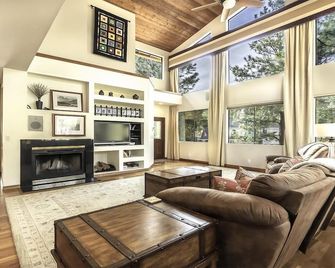 Flagstaff Treehaus:#1 300 5 Star Reviews! Forest Edge Continental - 10 Year Host - Flagstaff - Sala de estar